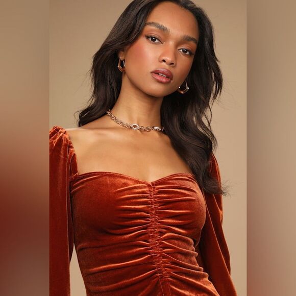 ASTR THE LABEL Vanya Velvet Ruched Sleeve Top - Picture 2 of 10